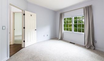 4 Hart Pond Dr, North Smithfield, RI 02896