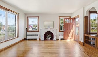247 W Main Rd, Middletown, RI 02842