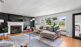 70 Baldwin Orchard Dr, Cranston, RI 02920