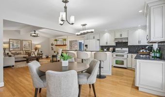 318 Algonquin Dr, Ballwin, MO 63011