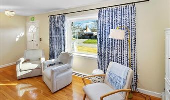 17 Wood Rd, Middletown, RI 02842