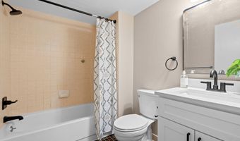 2250 Rivenoak Ct, Ann Arbor, MI 48103