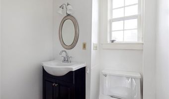 6 Baldwin Rd, Middletown, RI 02842