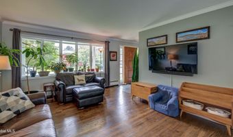 4 Fairway Ct, Albany, NY 12208