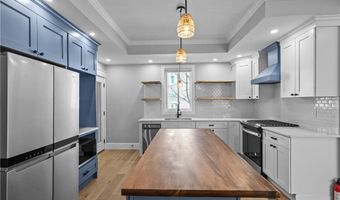 20 Summer St, Newport, RI 02840