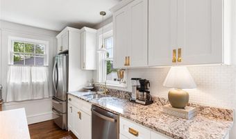 15 Berwick Pl, East Providence, RI 02916