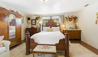 128 4th St, Apalachicola, FL 32320