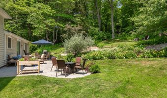 31 Wildwood Dr, Branford, CT 06405