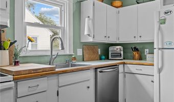 129 Bliss Mine Rd, Newport, RI 02840