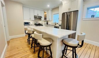 35 Memorial Blvd 1, Newport, RI 02840