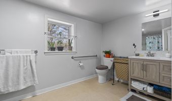 45 Sherwood Dr, Augusta, ME 04330