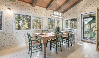 9734 Moore Dr, Cascade, ID 83611