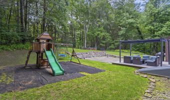 15 Blueberry Ln, Burlington, CT 06013