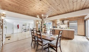 2800 S BRIARWOOD Dr W, Arlington Heights, IL 60005