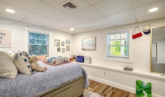 36 Fairway Rd, Narragansett, RI 02882
