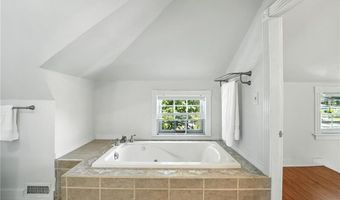 997 W SHORE Rd, Warwick, RI 02889