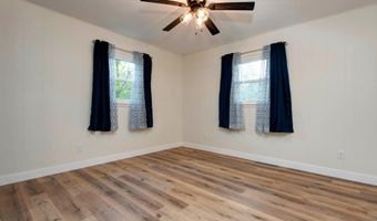 1520 S Carnation Dr, Aurora, MO 65605