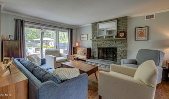 4 Fairway Ct, Albany, NY 12208