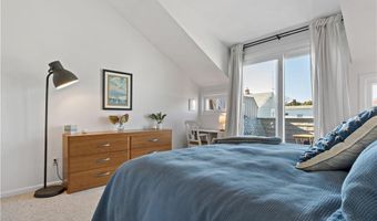 26 W Narragansett Ave 6, Newport, RI 02840