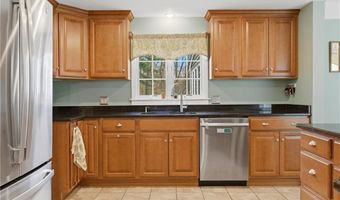 27 Old Meadow Ln, Cumberland, RI 02864