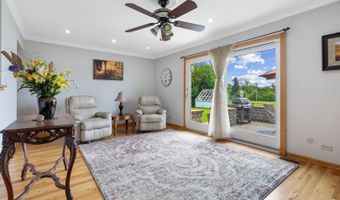 11 E Appletree Ln, Arlington Heights, IL 60004