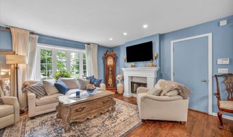 21 Lakeview Dr, Branford, CT 06405