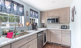 52 Planet Ave, East Providence, RI 02915