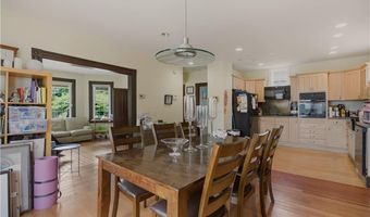 82 Van Zandt Ave, Newport, RI 02840