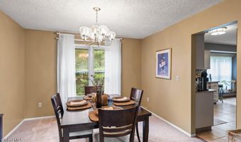 7 Hawthorn Cir, Albany, NY 12203