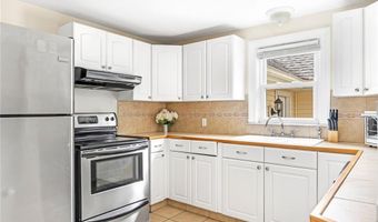 33 Upland Way, Barrington, RI 02806