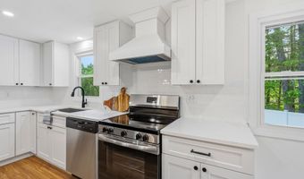 632 Raymond Rd, Chester, NH 03036