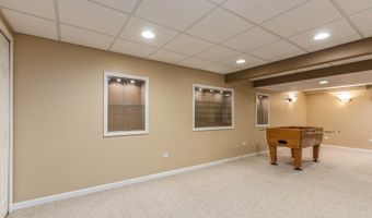 7 Lake Plumleigh Ct, Algonquin, IL 60102