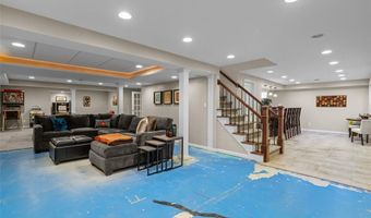 647 Waterford Ridge Dr, Ballwin, MO 63021
