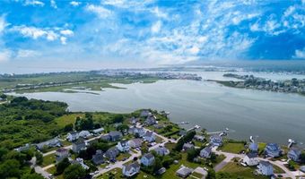 8 Green Acres Dr, Narragansett, RI 02882