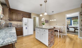 16 Iron Gate Ln, Cromwell, CT 06416