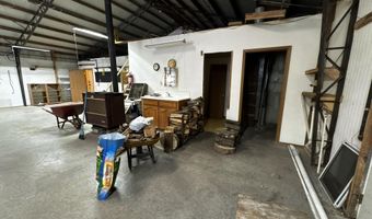 3702 Round House Rd, Aurora, MO 65605