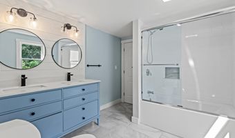 259 Falmouth Rd, Falmouth, ME 04105