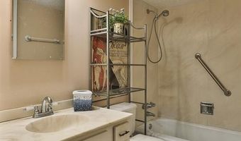 922 N Claytonbrook Dr 1, Ballwin, MO 63011