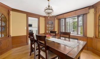 2 Carvin Ct, Warwick, RI 02886