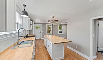 32 Richmond St 1, Bristol, RI 02809