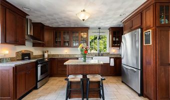 43 Academy Ave, Bristol, RI 02809