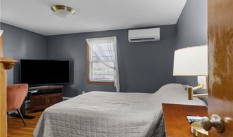61 Richmond St, Bristol, RI 02809