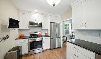 29 Park Ave, Belford, NJ 07718