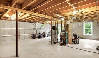 21 Bowling Green Ln, Belfast, ME 04915