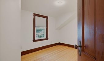 82 Van Zandt Ave, Newport, RI 02840