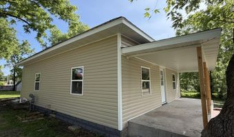 305 E Rock St, Aurora, MO 65605