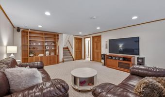 2631 N Stuart Dr, Arlington Heights, IL 60004