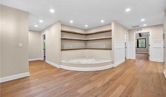 690 Club Dr W, Aurora, OH 44202
