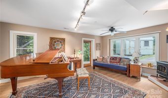 17 Red Oak Ln, Alexander, NC 28701