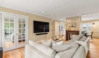 81 Mathewson Rd, Barrington, RI 02806
